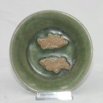 Antiker Teller mit Caladon Glasur mit 2 Fischen Ming Dy